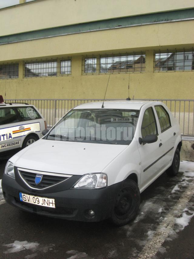 Dacia Logan de culoare albă cu radar, neinscripţionată