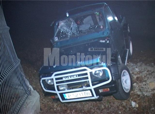 Maşina condusă de tânărul de 26 de ani s-a răsturnat în afara drumului