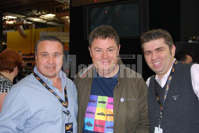 Dănuţ Crainiciuc, împreună cu Mike Brewer şi Remus Azoiţei, proprietarul maşinii Renault 12