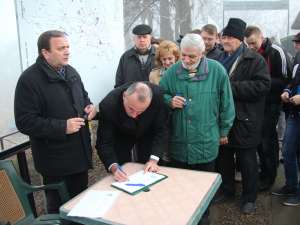 Gheorghe Fluture, candidatul ARD pentru funcţia de senator în Colegiul nr. 2 Suceava, a fost primul care a semnat pentru campania „Suceava – capitală de regiune”