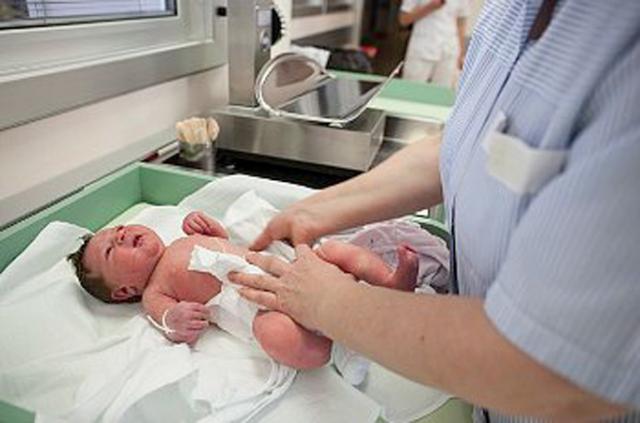 Aproximativ 7.000 de nou-născuţi din judeţ au fost vaccinaţi cu serul contra tuberculozei importat din Danemarca