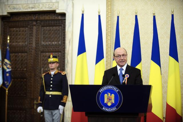 Băsescu: De Ziua Naţională, fiecare român să arboreze un tricolor, cât de mic