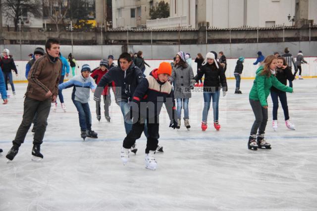 Sute de tineri s-au bucurat de deschiderea patinoarului Areni pe 1 Decembrie