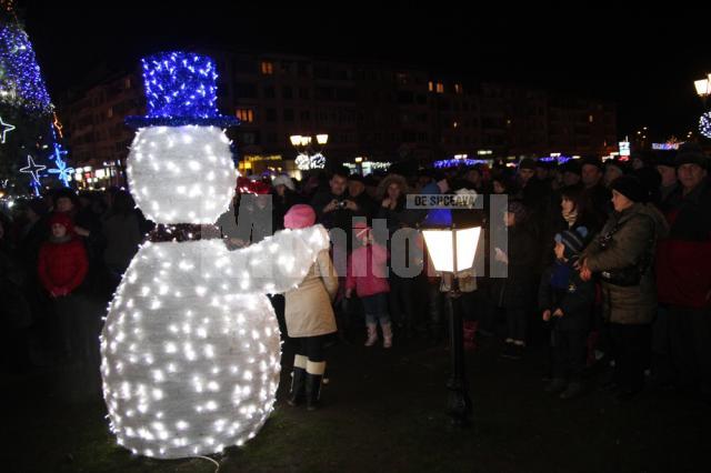 Peste 5.000 de suceveni au participat la aprinderea luminilor în bradul de Crăciun din Centru