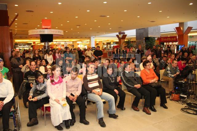 Zeci de persoane cu dizabilităţi au prezentat ieri, la Iulius Mall, un spectacol de suflet