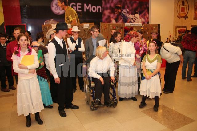 Zeci de persoane cu dizabilităţi au prezentat ieri, la Iulius Mall, un spectacol de suflet