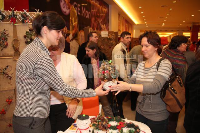 Zeci de persoane cu dizabilităţi au prezentat ieri, la Iulius Mall, un spectacol de suflet