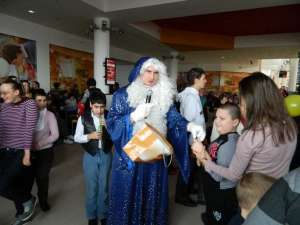 Peste 600 de cadouri vor fi împărţite copiilor de Moş Nicolae, lângă bradul din centrul Sucevei