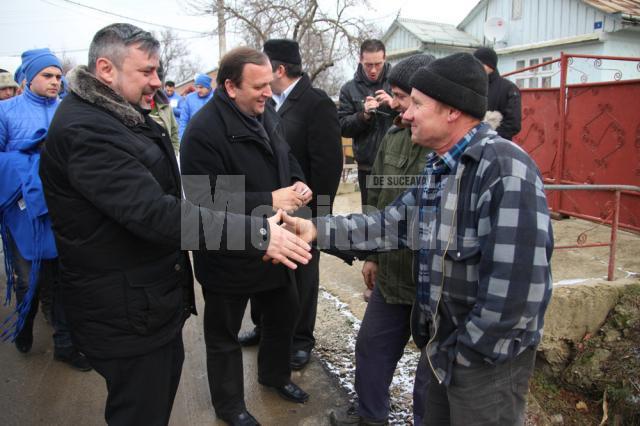 Ioan Balan şi Gheorghe Flutur s-au aflat ieri în campanie electorală în localitatea Văratec din oraşul Salcea