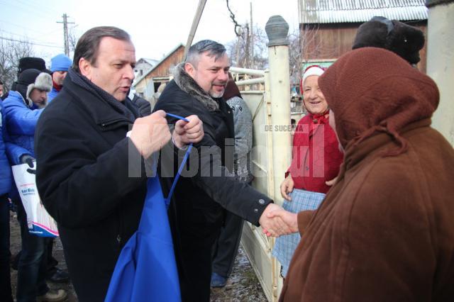 Ioan Balan şi Gheorghe Flutur s-au aflat ieri în campanie electorală în localitatea Văratec din oraşul Salcea