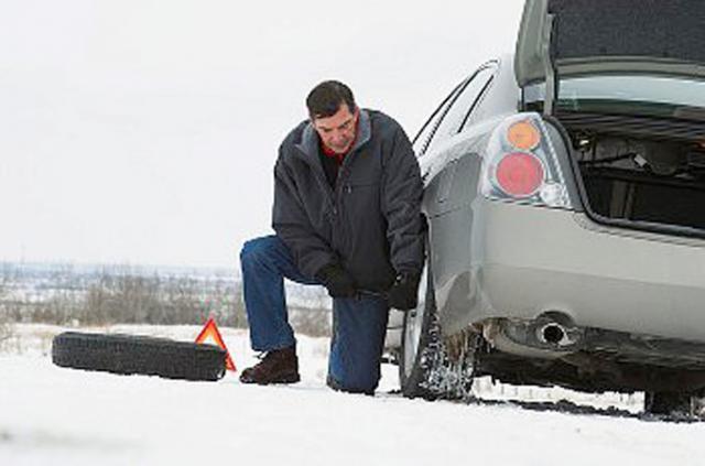 Poliţie: Pentru neechiparea corespunzătoare a maşinii iarna se retrage certificatul de înmatriculare