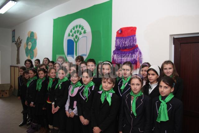Elevi ai Şcolii din Plopeni, lângă Steagul Verde arborat ieri in unitatea de învăţământ