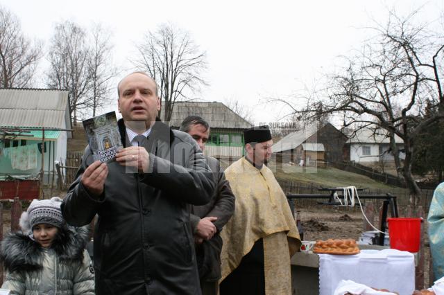 Candidatul USL pentru funcţia de senator în Colegiul nr. 3 Fălticeni, Ovidiu Donţu, a participat în cursul zilei de ieri la sfinţirea a trei fântâni în satul Bogata, comuna Baia
