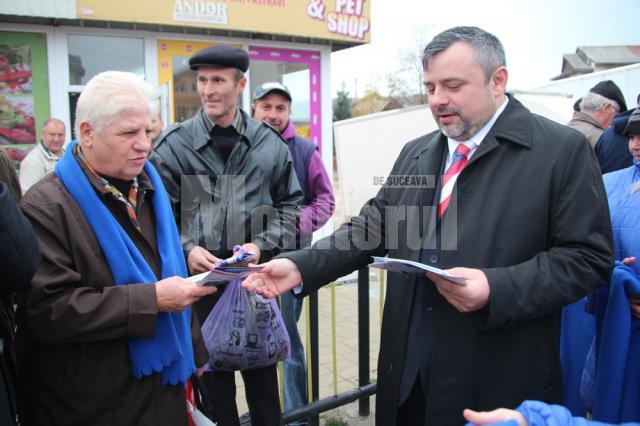 Deputatul PDL Ioan Balan, care candidează din partea ARD pentru un nou mandat în Colegiul 2 pentru Camera Deputaților, s-a aflat ieri în campanie electorală în cartierul Burdujeni, avându-l alături pe primarul Sucevei, Ion Lungu