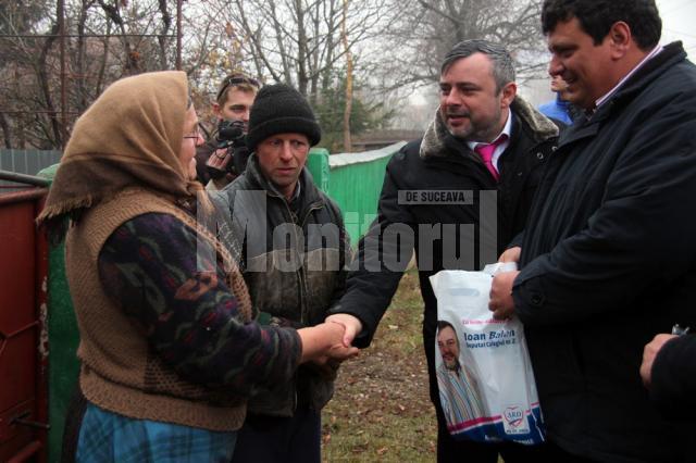 Ioan Balan în mijlocul alegătorilor din Pătrăuţi