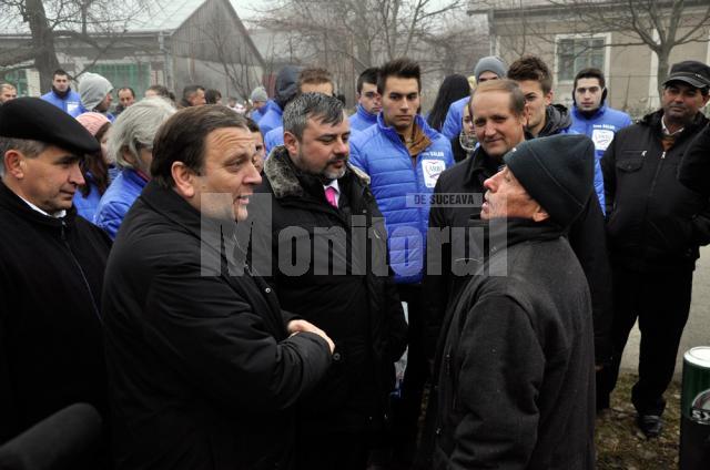 Ioan Balan şi Gheorghe Flutur discutând cu alegătorii din Lipoveni