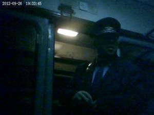 Şeful de tren filmat cu camera ascunsă de reporterii Monitorului de Suceava în timp ce lua bani de la doi călători