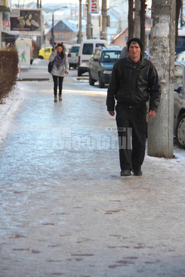 Prima zăpadă, urmată de un val de ger, a transformat în patinoare o mare parte din trotuarele Sucevei