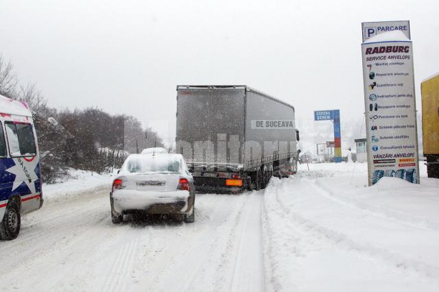 Tiruri blocate pe drumul care leagă Şcheia de Iţcani