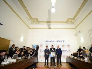 Secretarul general al PSD, Liviu Dragnea (D), preşedintele PC, Daniel Constantin (S), şi preşedintele PNL, Crin Antonescu, la declaraţia de presă, după aflarea Exit-Poll-ului. Foto: MediaFax