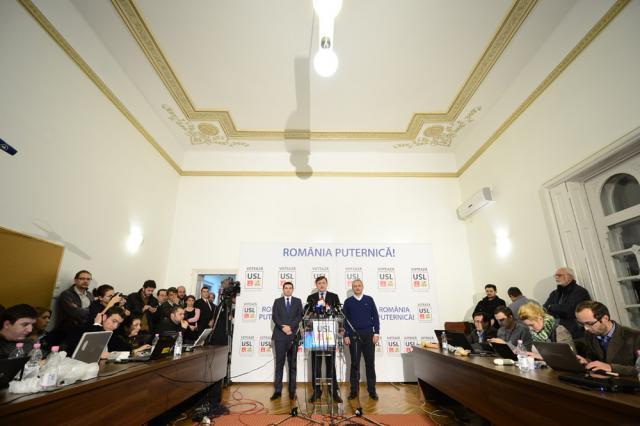 Secretarul general al PSD, Liviu Dragnea (D), preşedintele PC, Daniel Constantin (S), şi preşedintele PNL, Crin Antonescu, la declaraţia de presă, după aflarea Exit-Poll-ului. Foto: MediaFax