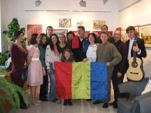 Fotografie de grup cu tricolor la final de vernisaj
