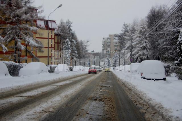 Maşini blocate de zăpada pe marginea străzilor