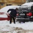 Sucevenii au pus mâna pe lopeţi pentru a scoate maşinile din zăpadă