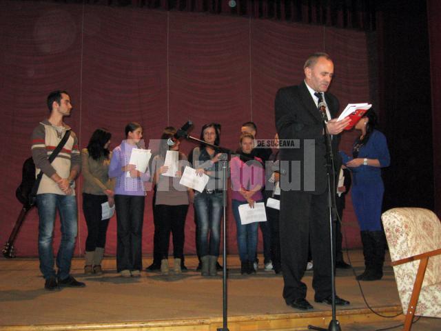 Ion Grigoraş prezentând o lucrare premiată