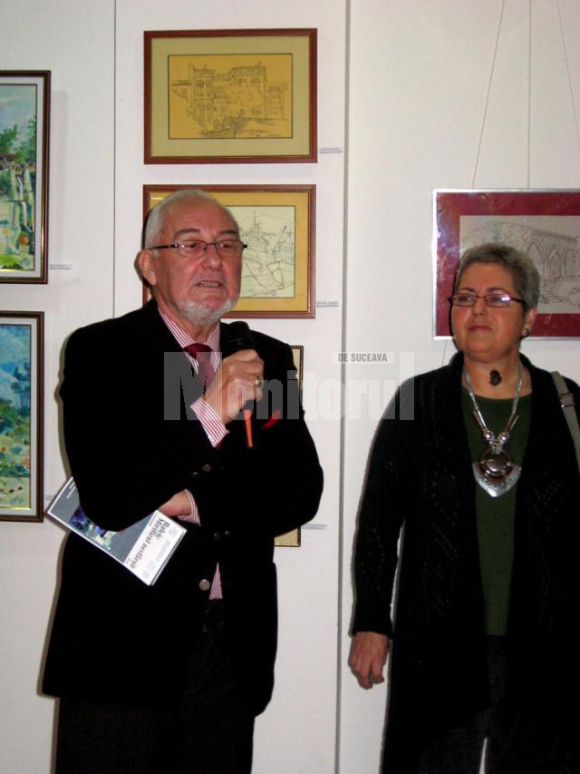Criticul de artă Valentin Ciucă prezentând expoziţia