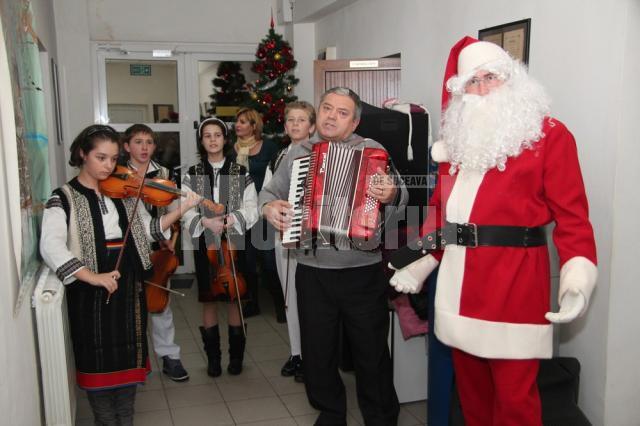 Grupul vocal-instrumental „Mugurelul” din Şcheia a colindat redacţia Monitorului de Suceava