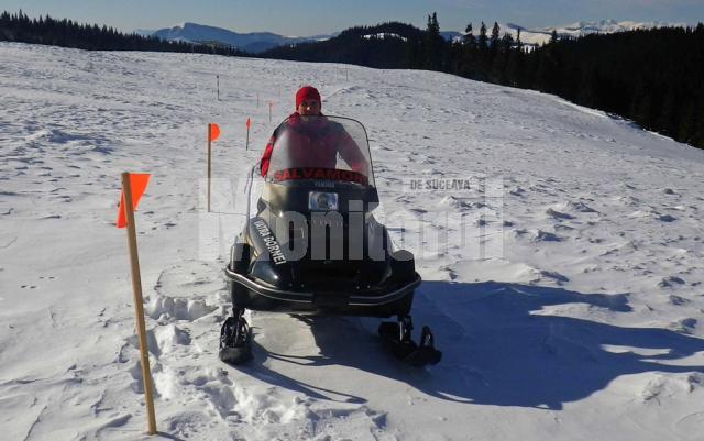 Pentru a veni în sprijinul turiştilor, zăpada de pe munte este bătătorită periodic cu snowmobilul sau schiurile de tură