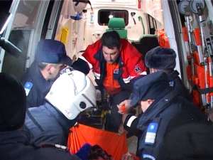 Zeci de oameni au muncit şase ore pentru a scoate din nămeţi o bătrână supraponderală cardiacă