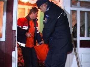 Zeci de oameni au muncit şase ore pentru a scoate din nămeţi o bătrână supraponderală cardiacă