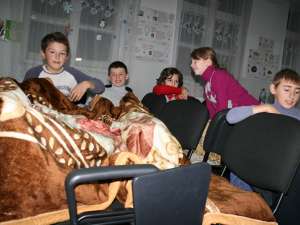 Copiii au fost bucuroşi ca au dormit în sala de clasă