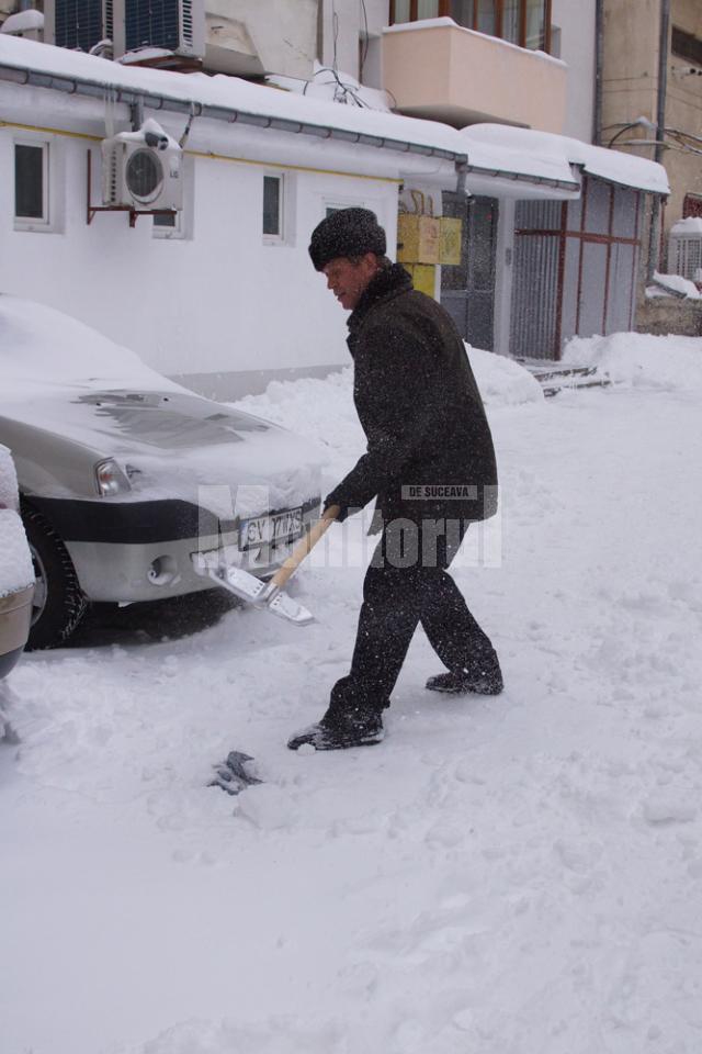 Puţini suceveni au pus mâna pe lopată şi au ieşit la curăţat zăpada în zonele în care locuiesc