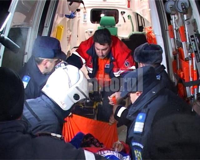Zeci de oameni au muncit şase ore în ger pentru ca ambulanţa să ajungă la bătrâna bolnavă