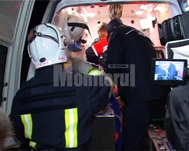 Zeci de oameni au muncit şase ore în ger pentru ca ambulanţa să ajungă la bătrâna bolnavă