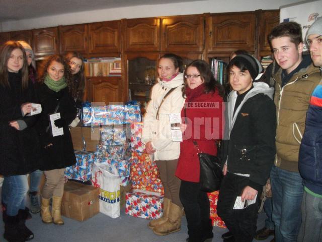 Elevii Colegiului „Alexandru cel Bun” au împărţit cadouri copiilor nevoiaşi