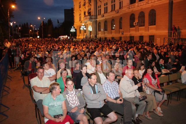 Aproximativ 1500 de persoane au luat parte la concertul simfonic organizat în centrul Sucevei de Club Rotary