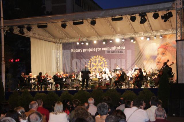 Aproximativ 1500 de persoane au luat parte la concertul simfonic organizat în centrul Sucevei de Club Rotary