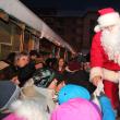 Sute de copii au venit la întâlnirea cu Mos Crăciun, la bradul din Centrul Sucevei