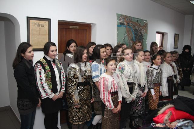 „Grupul de fete” de la Şcoala Gimnazială Plopeni a colindat ieri redacţia Monitorului de Suceava