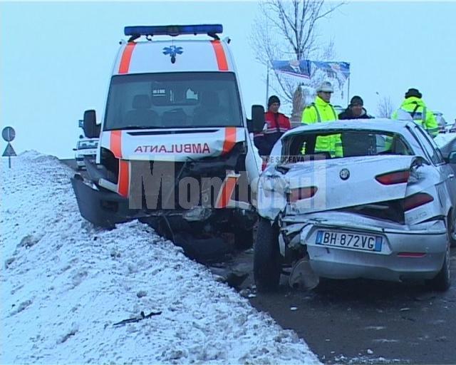 Ambulanţa implicată în accident şi maşina Alfa Romeo