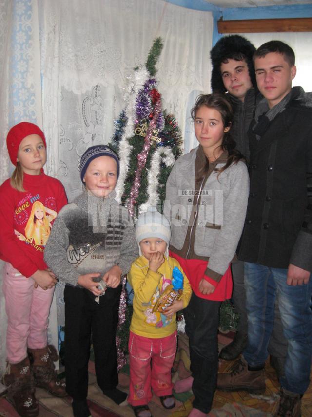 Andrei Bortă (stânga) şi Andrei Lupu (dreapta) împreună cu familia Penciuc