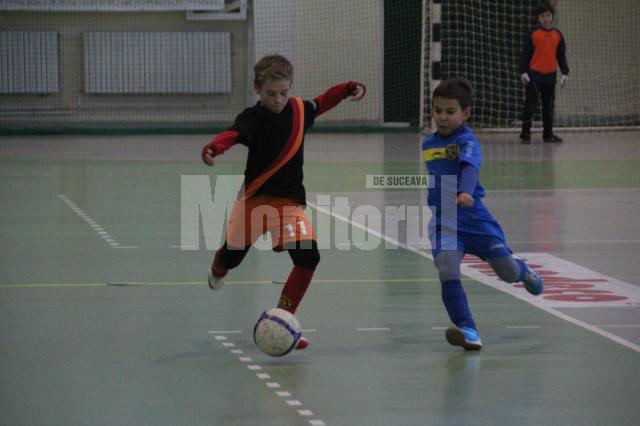 Cea de-a șasea ediție a Cupei Moș Crăciun la fotbal pentru copii a strâns la Suceava nu mai puțin de 500 de copii, care au reprezentat 30 de cluburi din țară și din Republica Moldova