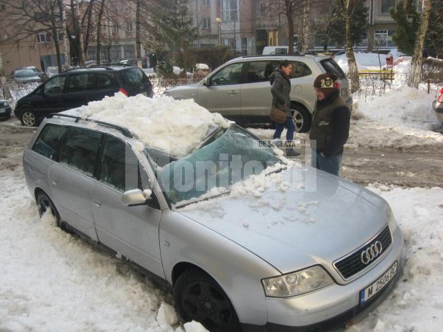Autoturismul grav avariat de zăpadă