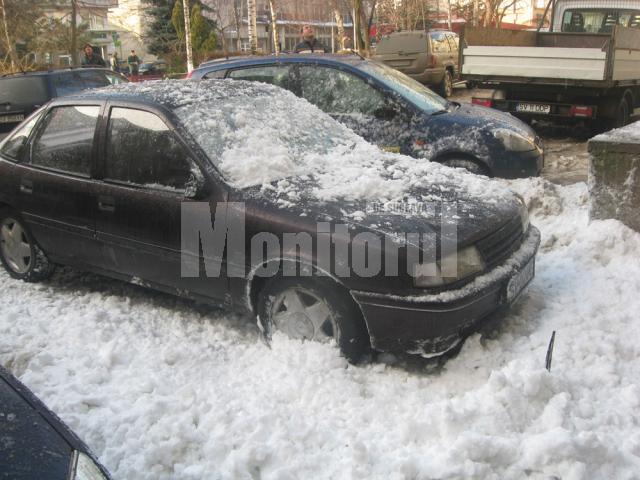 A doua maşină peste care a căzut zăpada de pe acelaşi bloc de pe strada Curtea Domnească