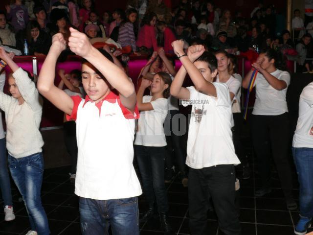 Peste 300 de copii au participat la „Christmas Dance”