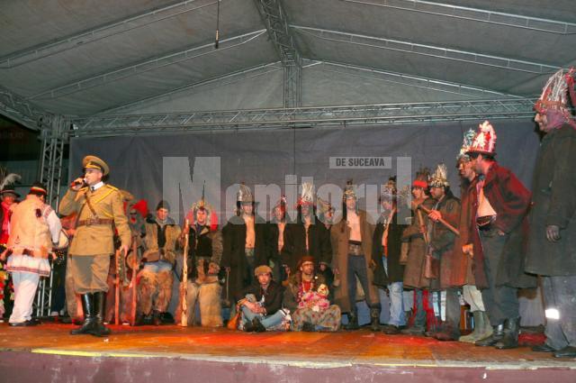 Urătorii din Forăşti au fost aplaudaţi şi rechemaţi pe scenă să continue urătura în care au satirizat evenimentele anului 2012